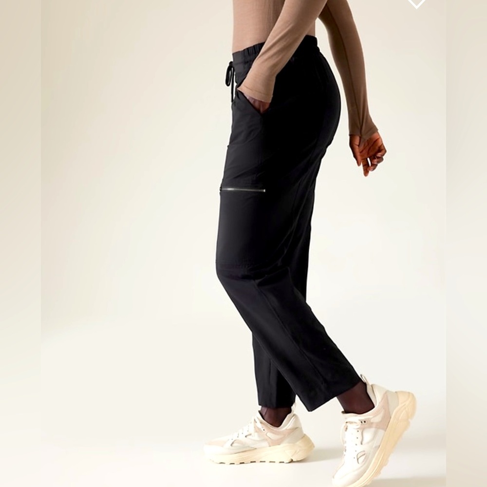 🛑SOLD🛑 NWT’s Athleta Cargo pants.